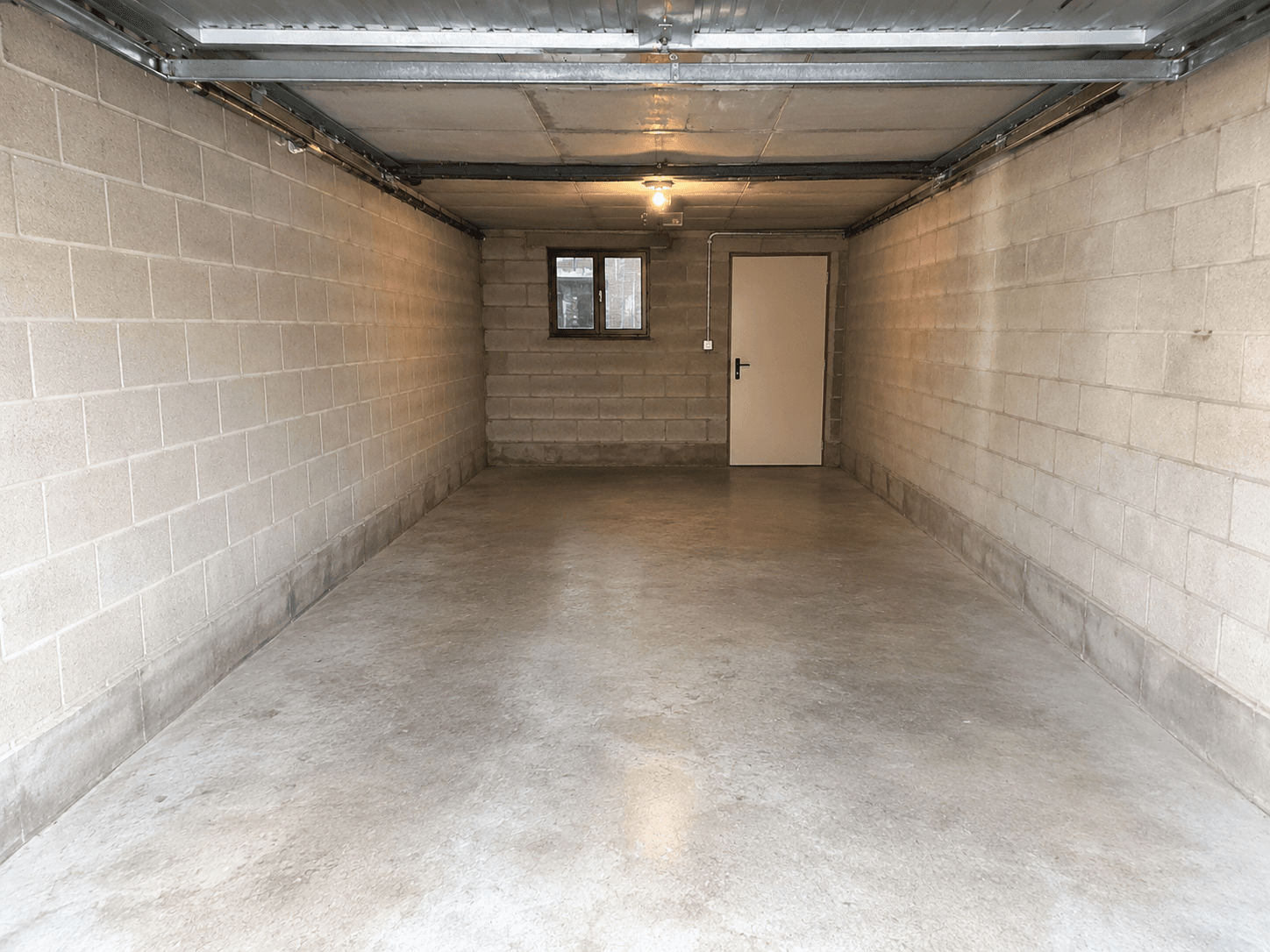 Garage vidé après accumulation d’encombrants après