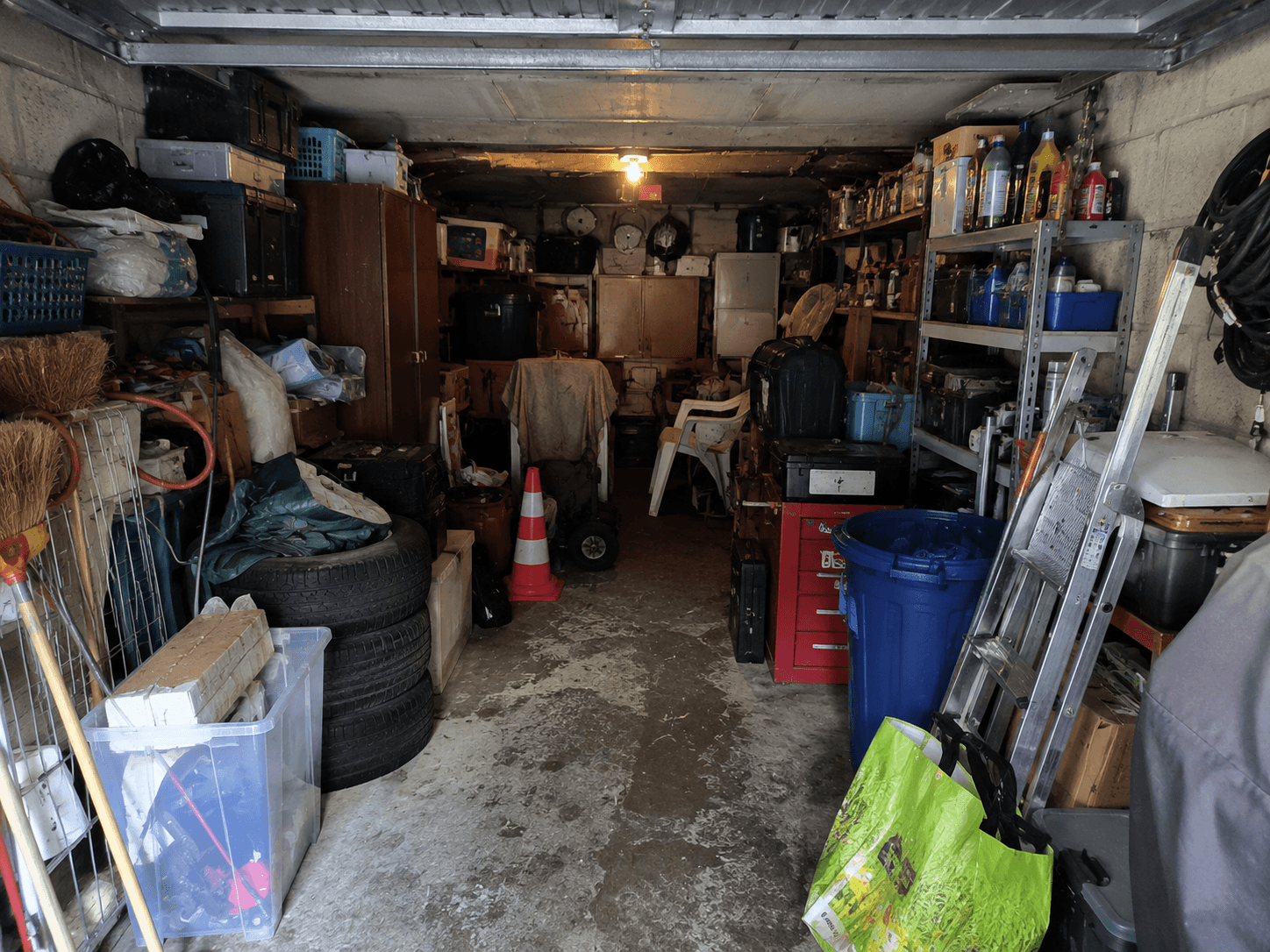 Garage vidé après accumulation d’encombrants avant